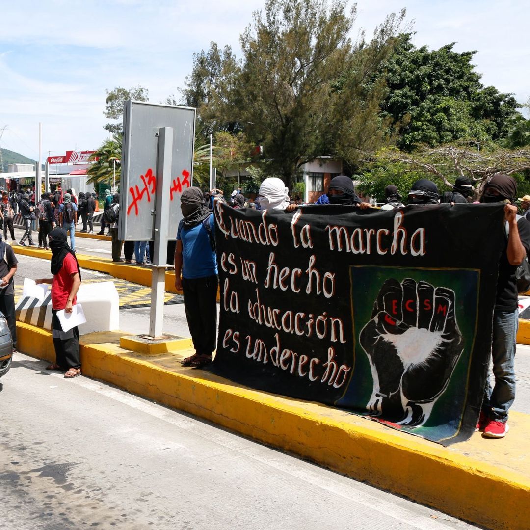 Estudiantes de Ayotzinapa Toman la Caseta de Cobro Palo Blanco, en Chilpancingo